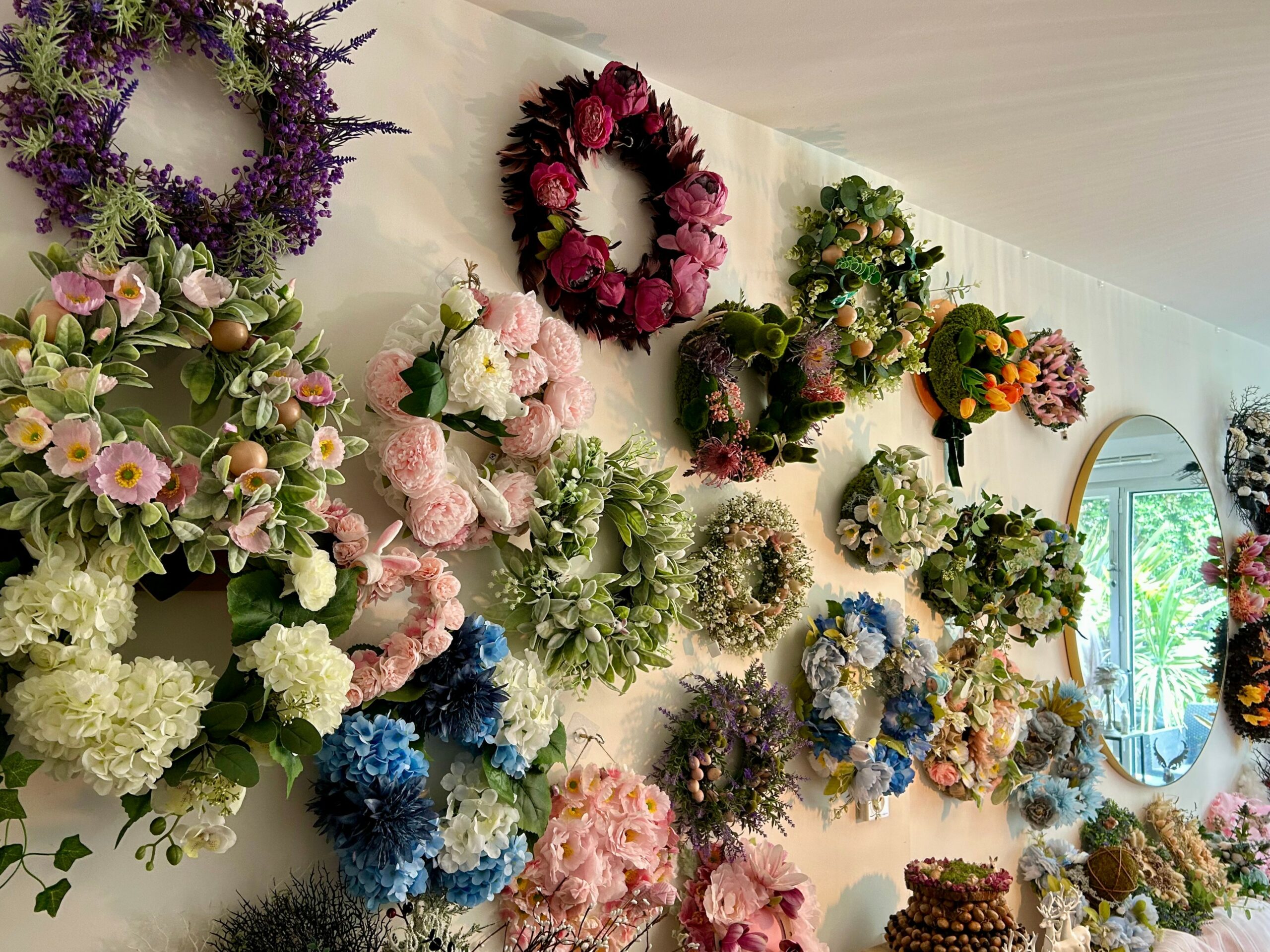 mur recouvert de couronnes florales