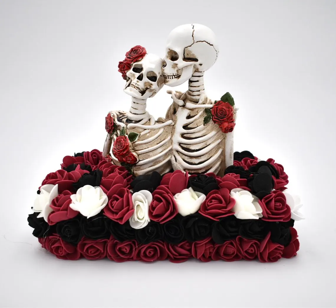 Centre de table halloween rouge et noir avec deux squelettes